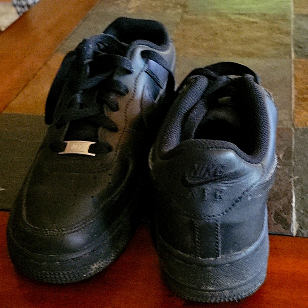 Nike Air solid black size 6Y. Worn one basketball season.